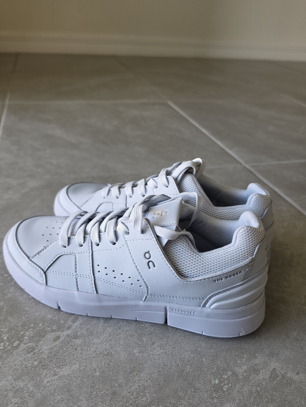 On Women's THE ROGER Clubhouse Shoes Light Grey/Pastle Blue 8